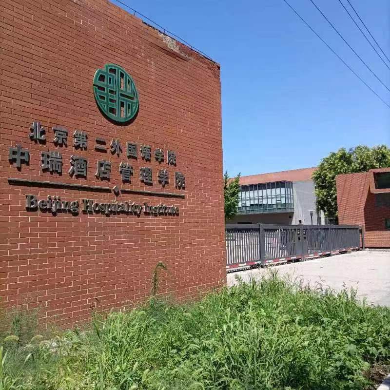 伸缩门是一种较为常见的产品,这种设备在厂房里面的使用是比较常见的
